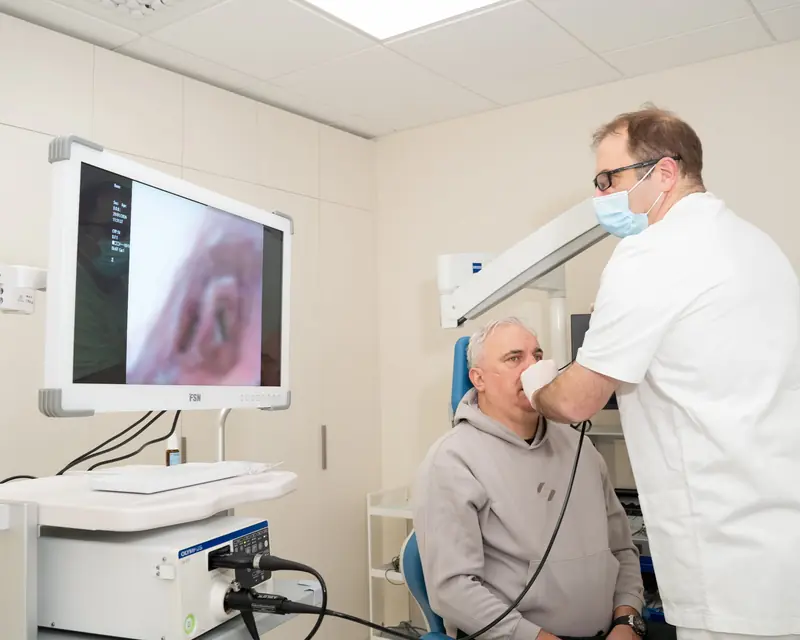 Specialistični foniatrični pregled — laringoskopija glasilk v ambulanti Grošelj - Matos, Ljubljana
